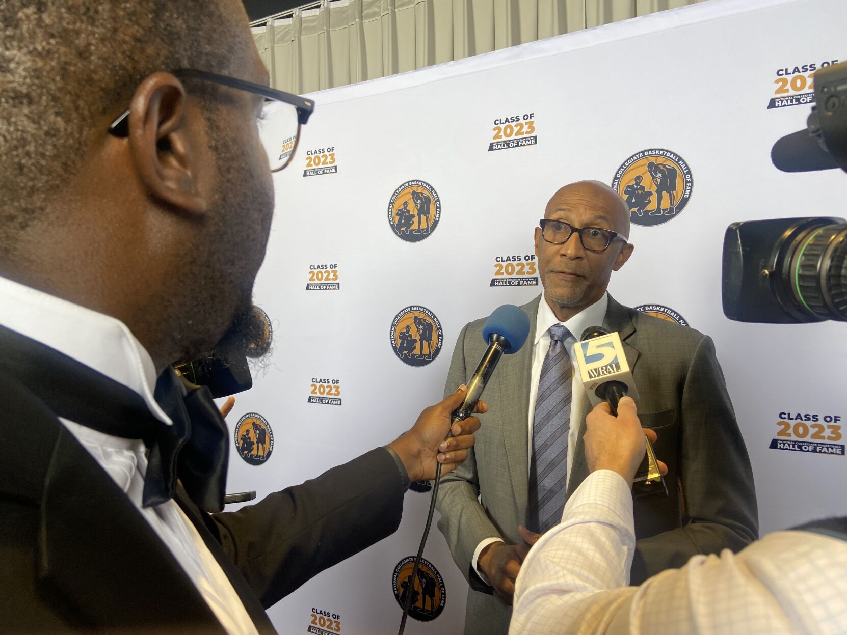 National College Basketball Hall of Fame honors Chicago native Coach Mike Kryzewski and Johnny Dawkins at 2023 induction ceremony